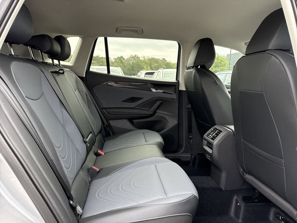 New 2025 Volkswagen Tiguan SE image 18