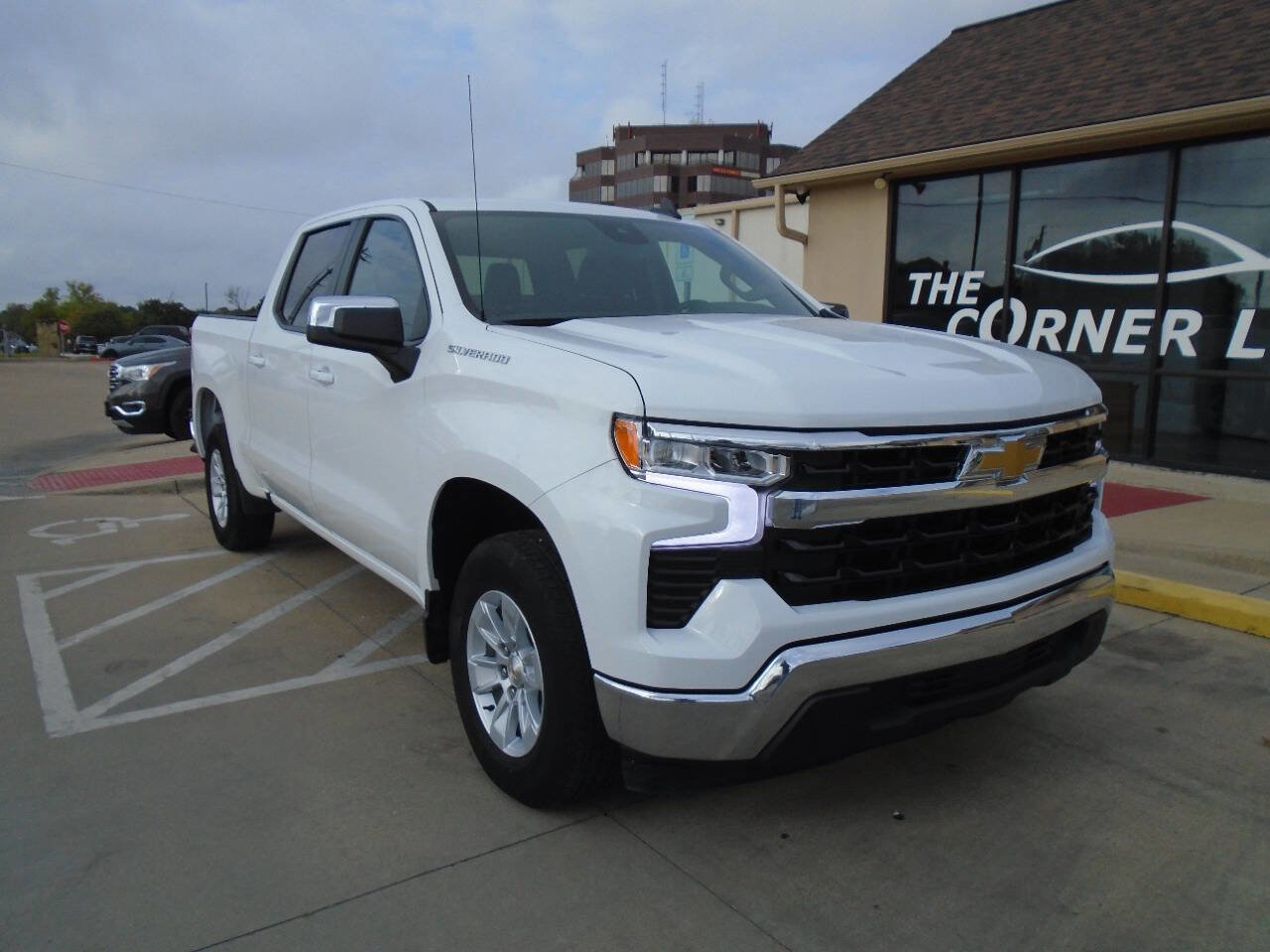 Used 2025 Chevrolet Silverado 1500 LT RWD image 1