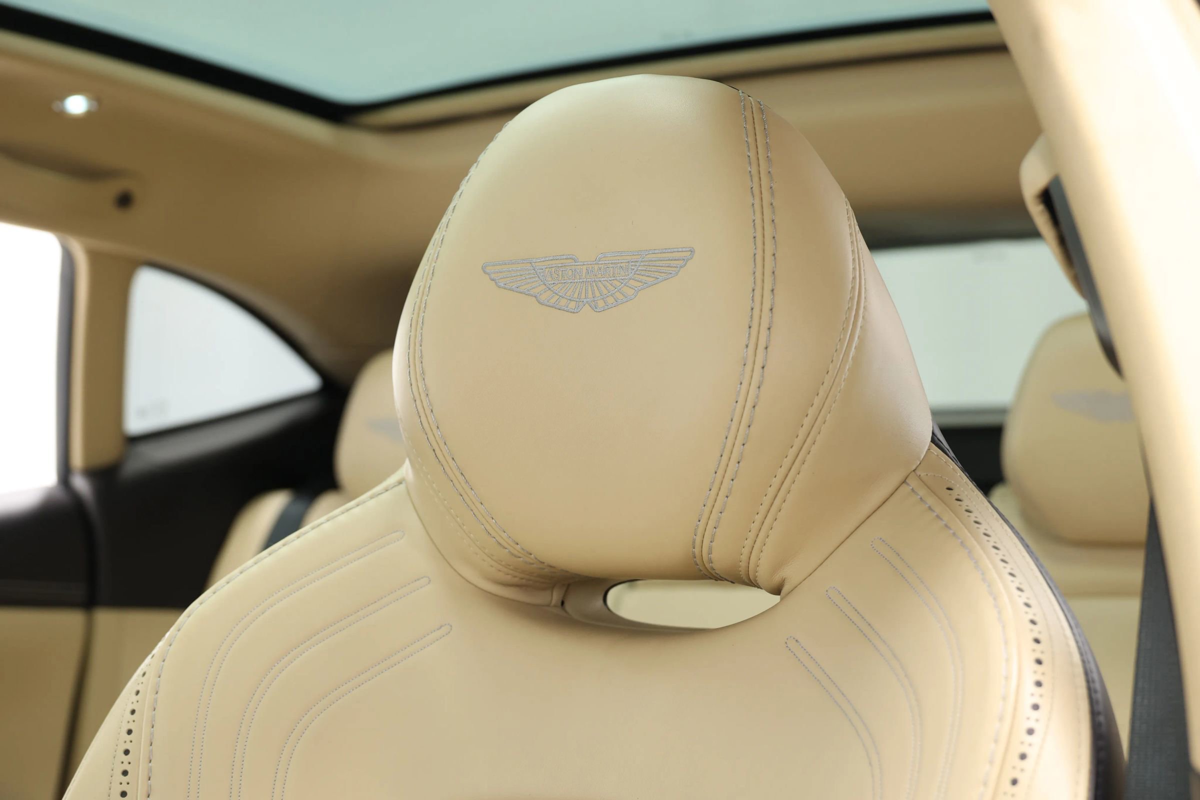 Used 2021 Aston Martin DBX image 17