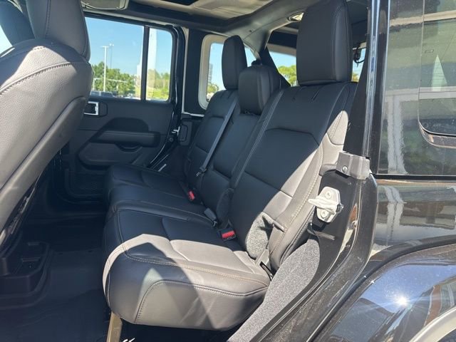 Used 2025 Jeep Wrangler Sahara image 11