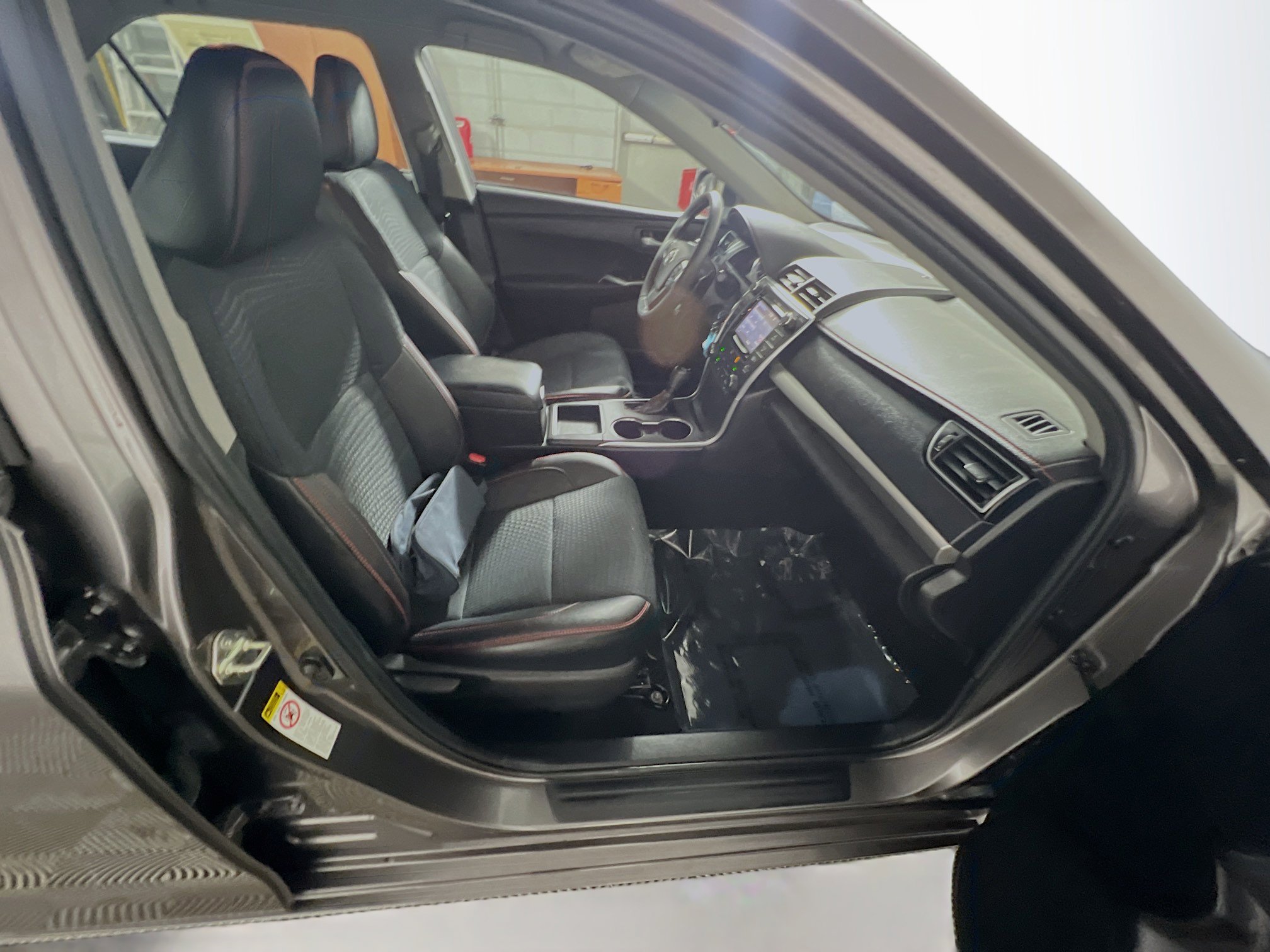 Used 2015 Toyota Camry SE FWD image 31