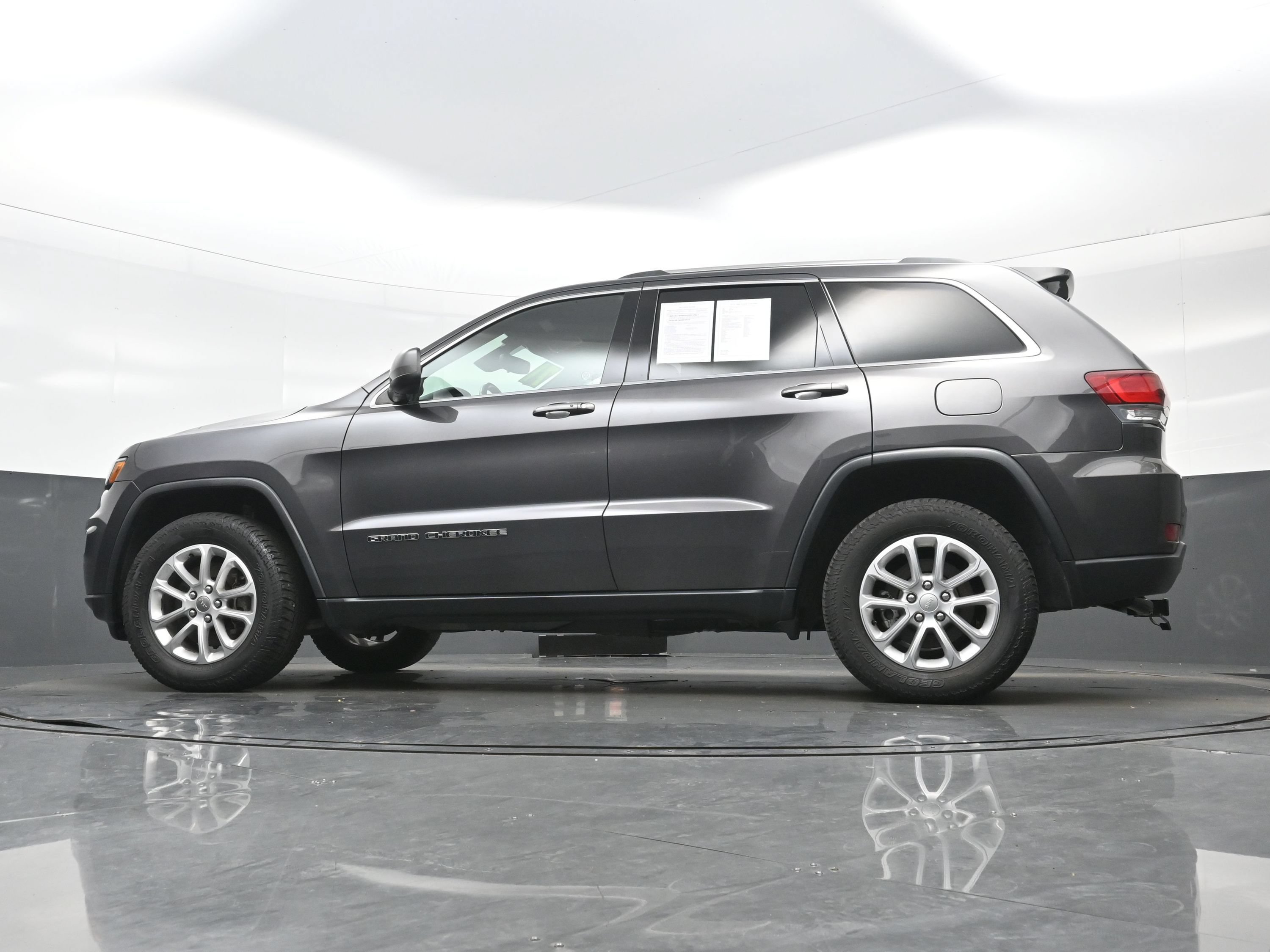 Used 2021 Jeep Grand Cherokee Laredo w/ Security & Convenience Group AWD/4WD image 26