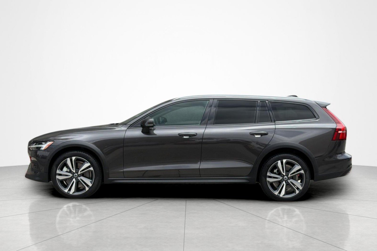 Used 2025 Volvo V60 B5 Cross Country Plus AWD/4WD image 2
