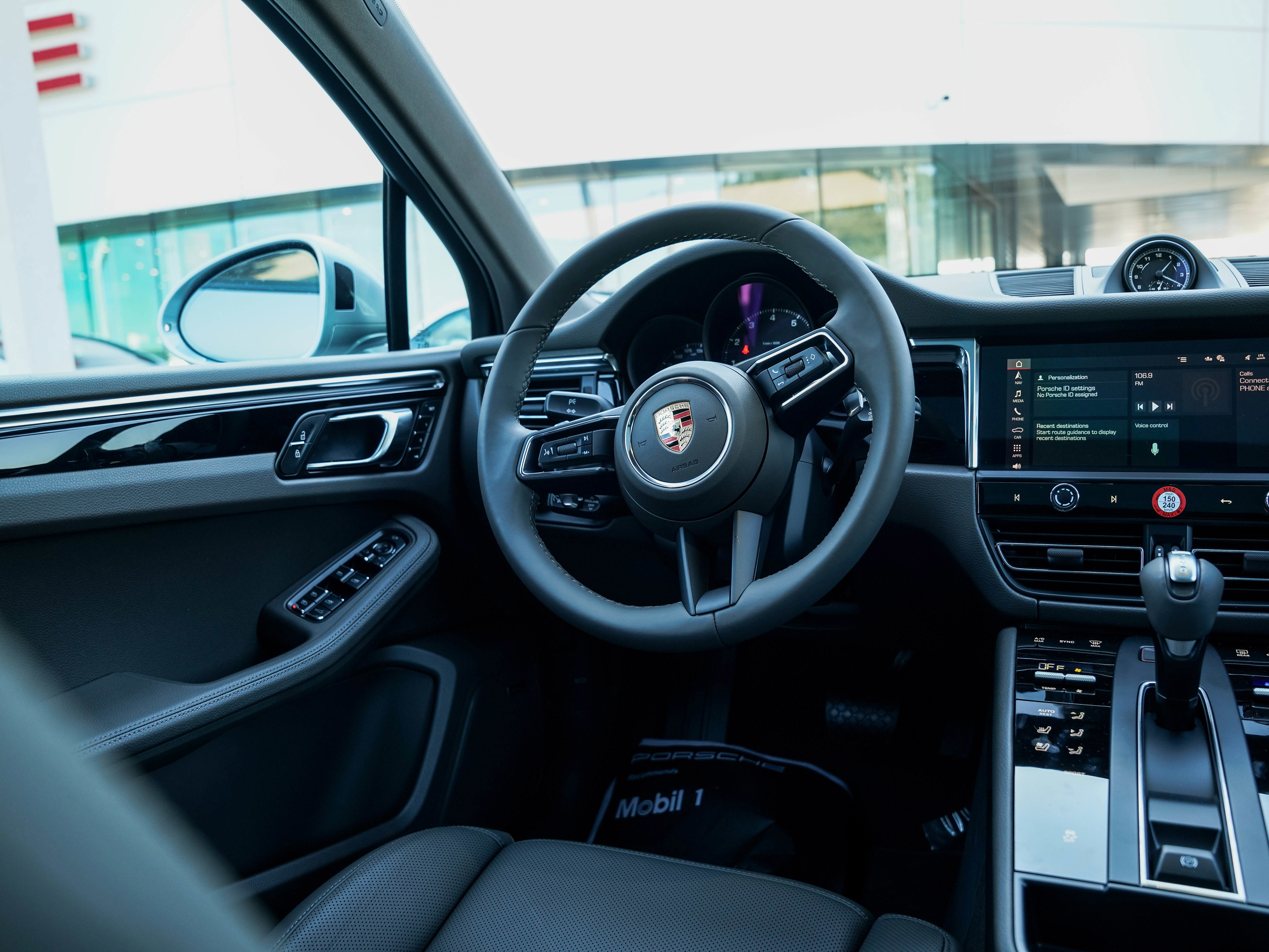 Certified 2025 Porsche Macan image 24