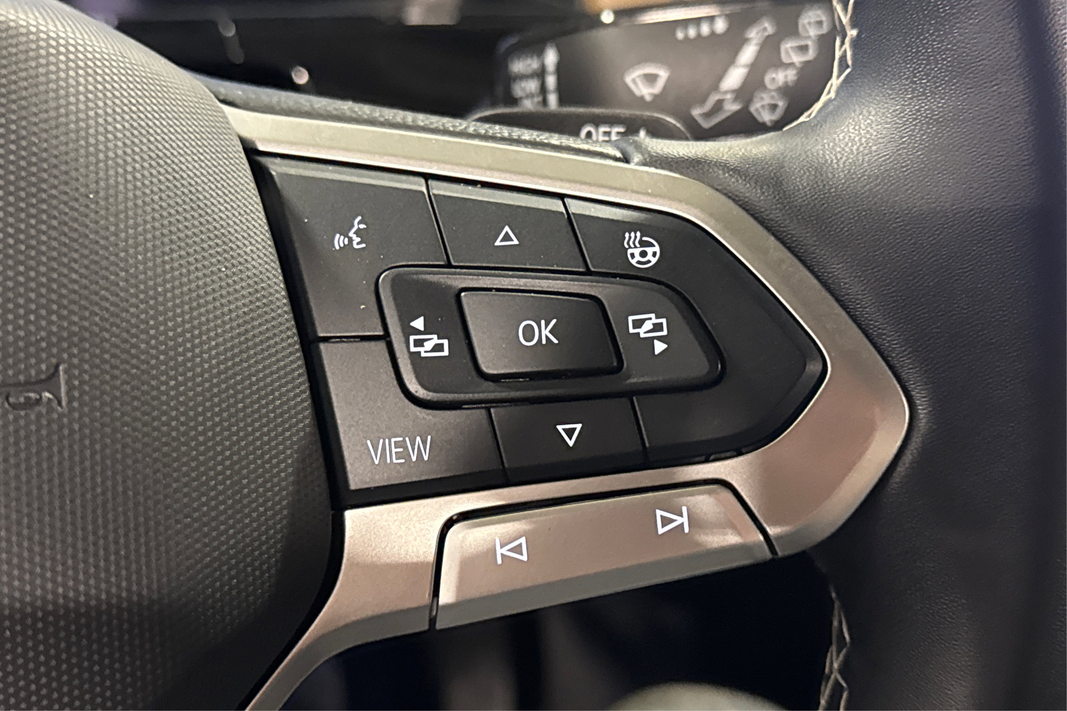 Used 2025 Volkswagen Atlas SE image 25