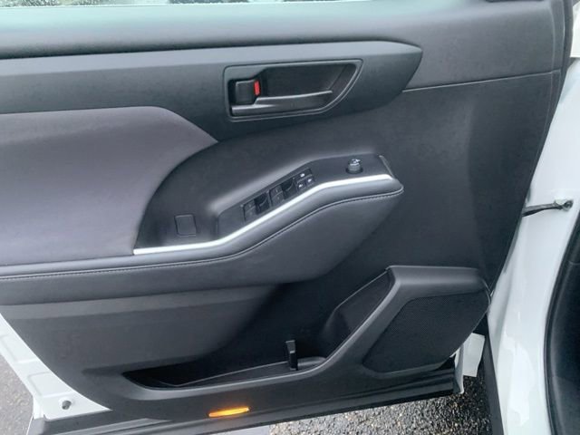 Used 2023 Toyota Highlander LE image 11