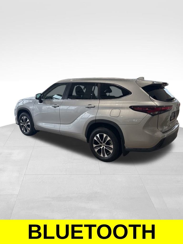 Used 2025 Toyota Highlander AWD image 3