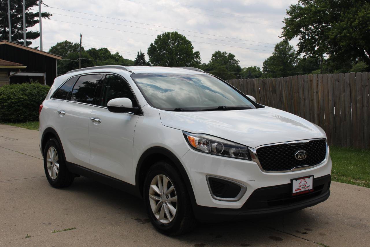 Used 2017 Kia Sorento FWD image 2