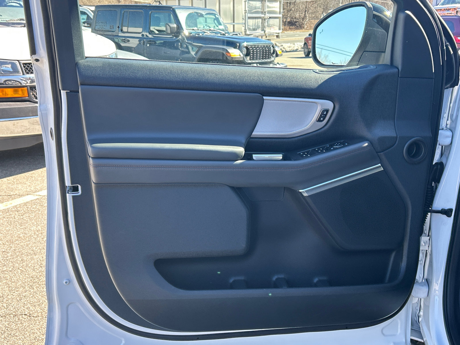 Used 2025 Ford Expedition Active image 9