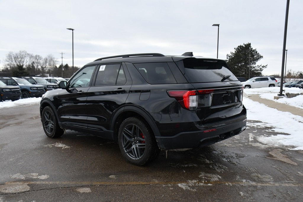 Used 2025 Ford Explorer ST-Line w/ ST-Line Street Pack image 4