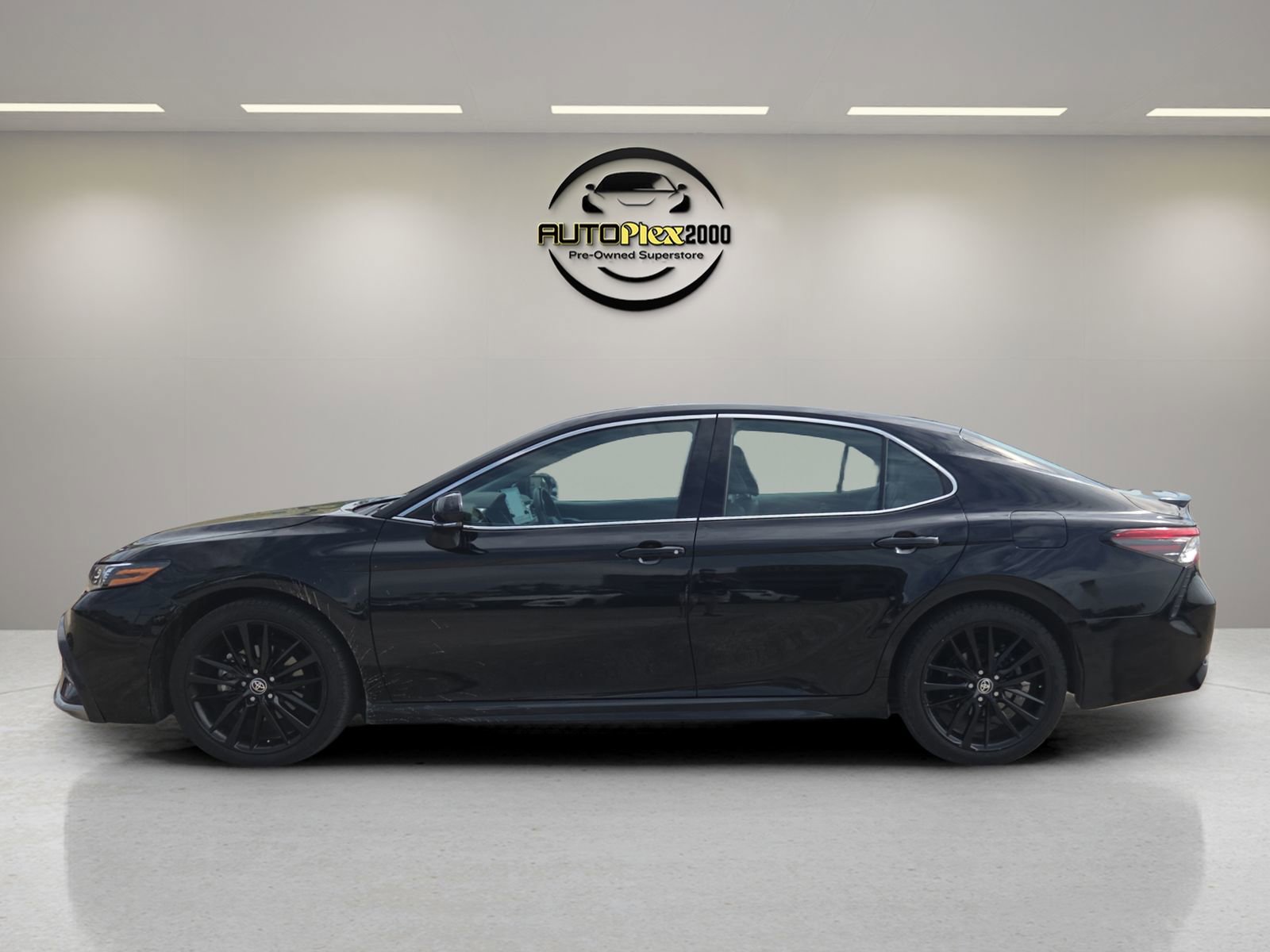 Used 2023 Toyota Camry XSE FWD image 4