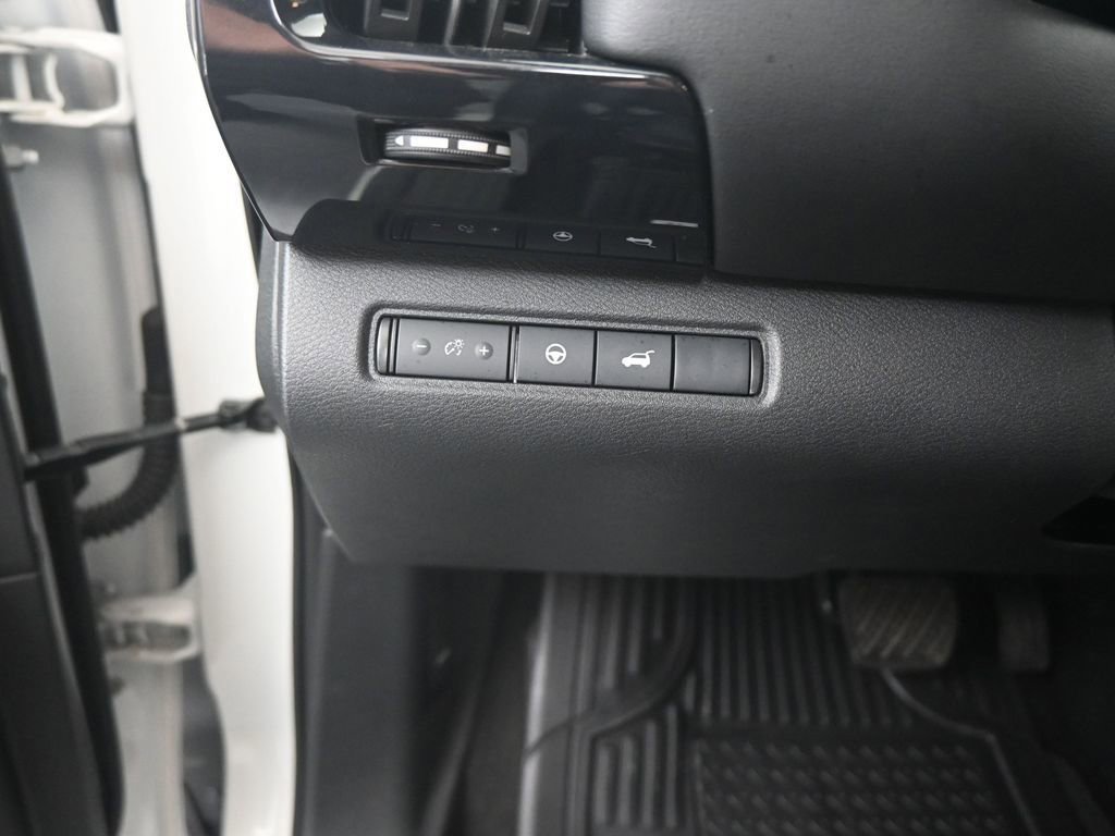 Used 2025 Nissan Pathfinder SV image 14