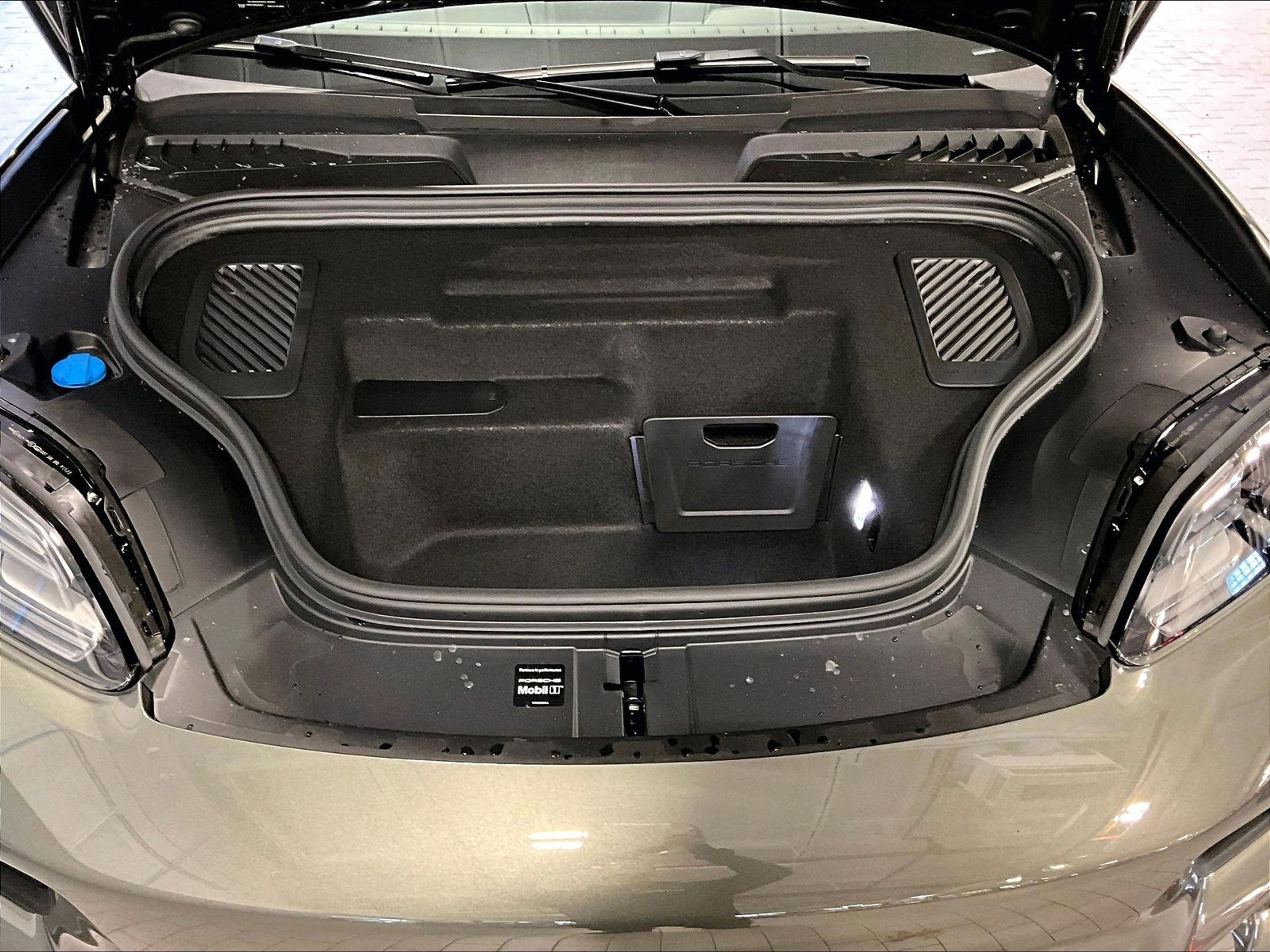 New 2026 Porsche Macan Turbo Electric AWD/4WD image 12