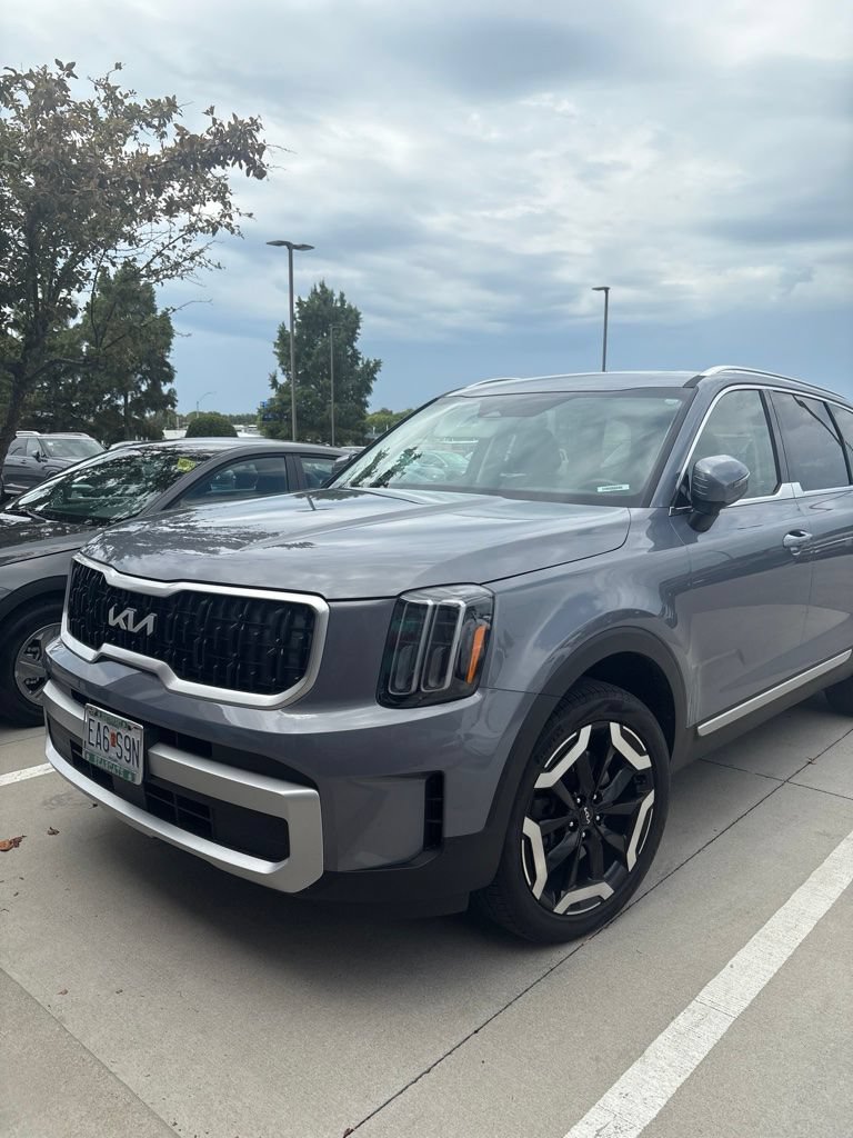 Used 2024 Kia Telluride EX w/ EX Captain's Chair Package FWD image 10