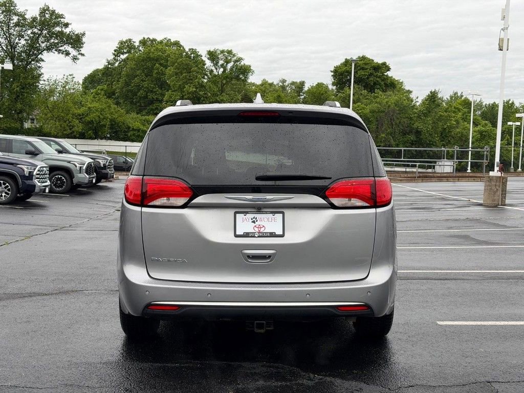 Used 2017 Chrysler Pacifica Touring-L Plus FWD image 5