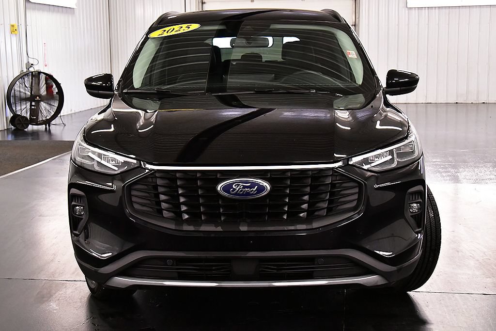 Used 2025 Ford Escape Platinum AWD/4WD image 2