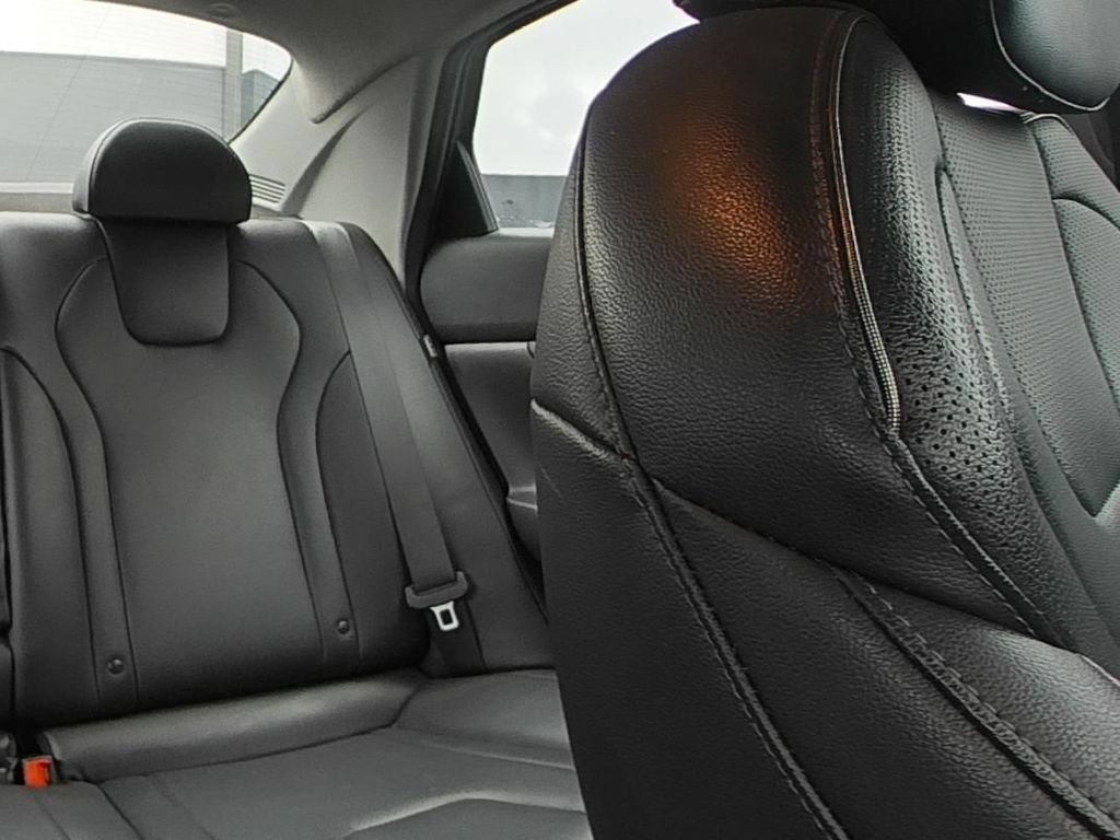 Used 2025 Hyundai Elantra Limited FWD image 11