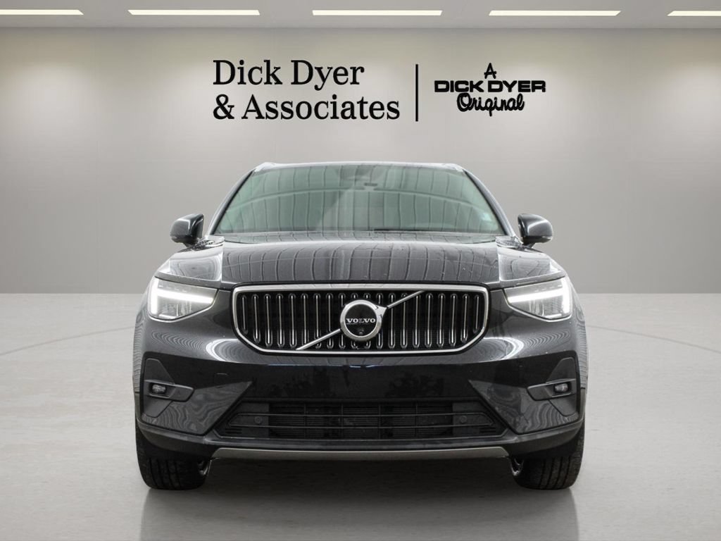 Used 2024 Volvo XC40 B5 Plus AWD/4WD image 4