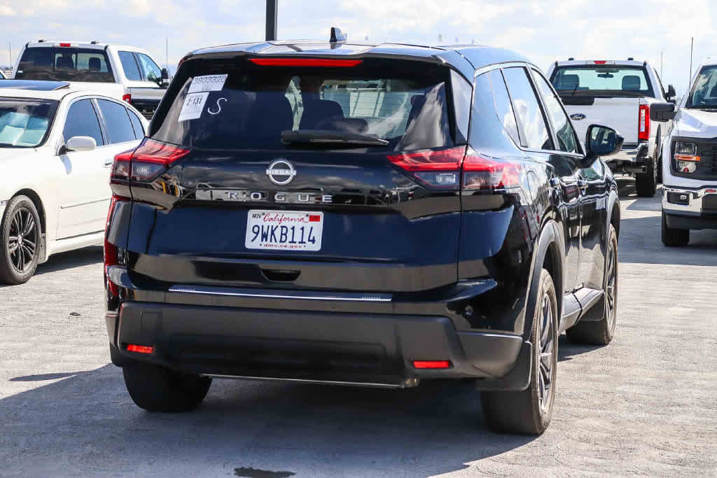 Used 2026 Nissan Rogue SV FWD image 4