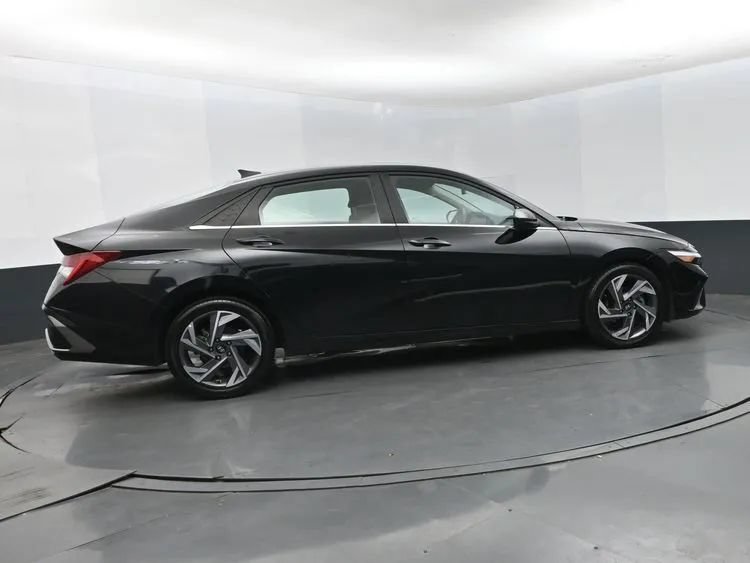 Used 2025 Hyundai Elantra SEL FWD image 4