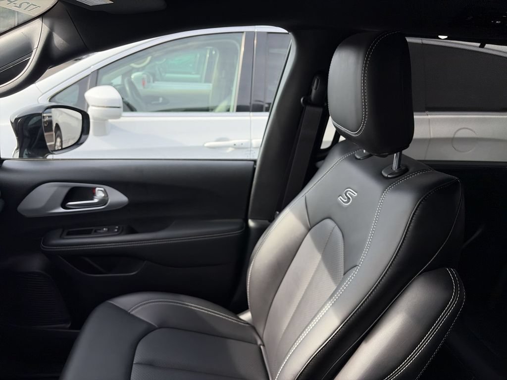 Used 2024 Chrysler Pacifica Touring-L w/ S Appearance Package FWD image 25