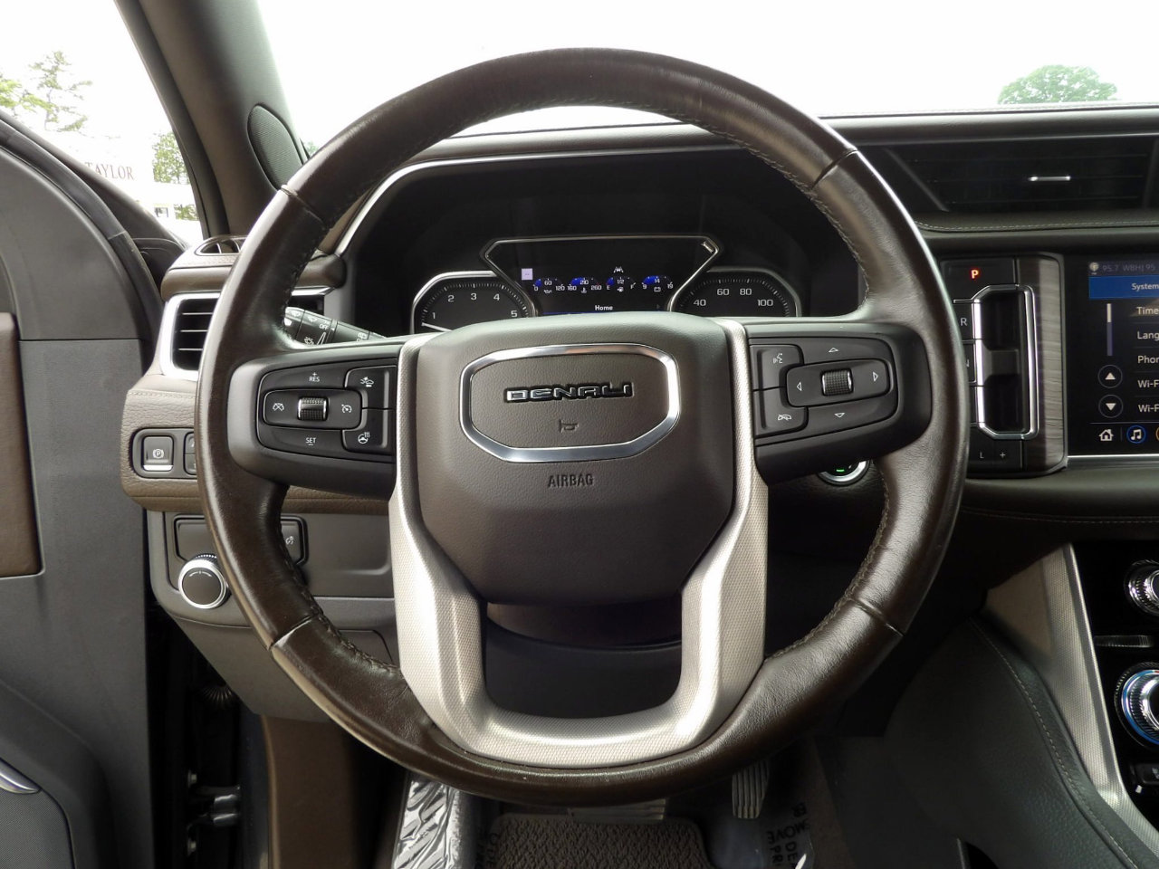 Used 2021 GMC Yukon Denali w/ Denali Premium Package image 18
