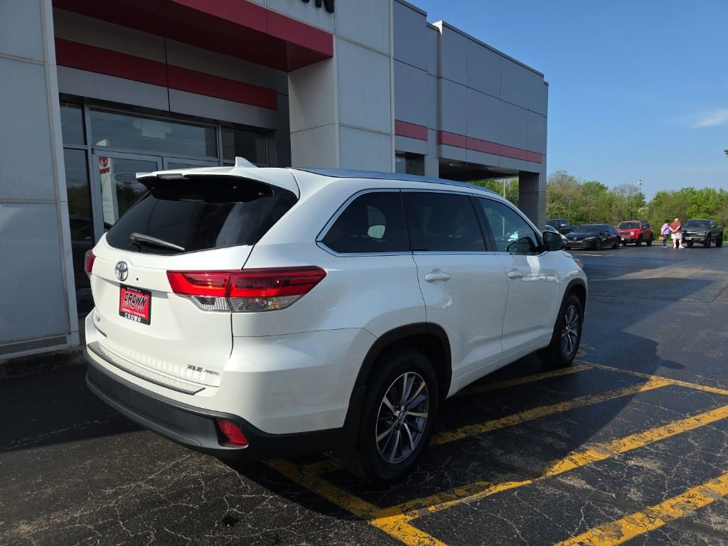 Used 2017 Toyota Highlander XLE image 3