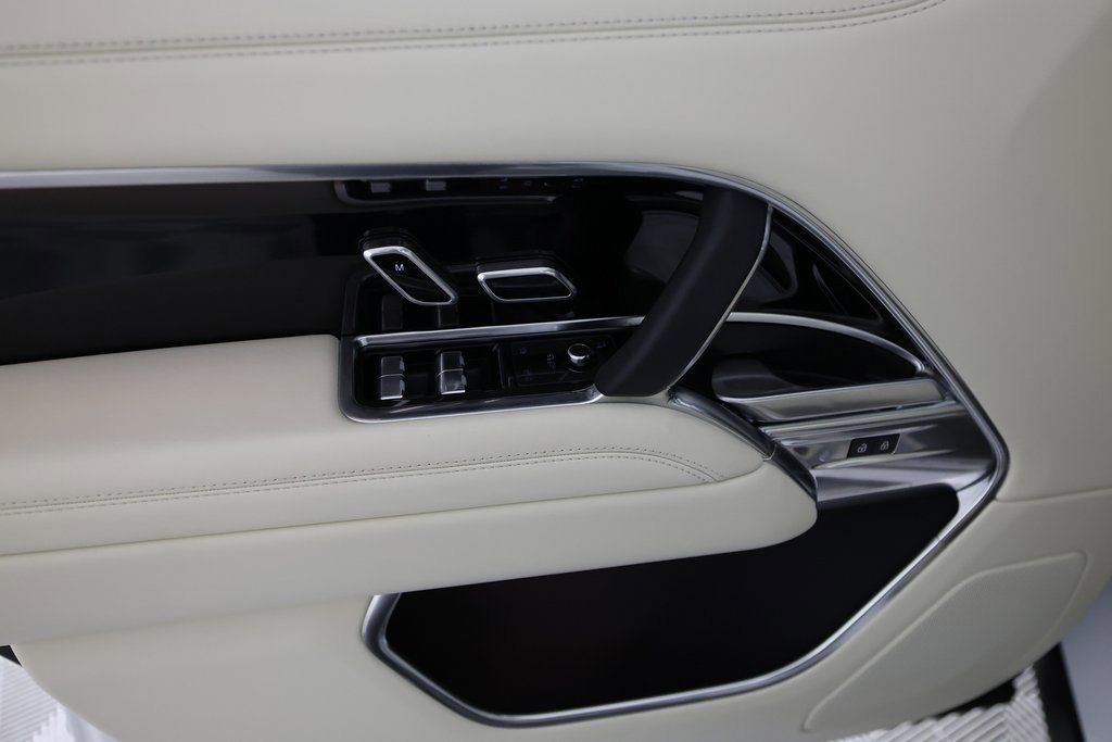 Used 2025 Land Rover Range Rover SE image 16