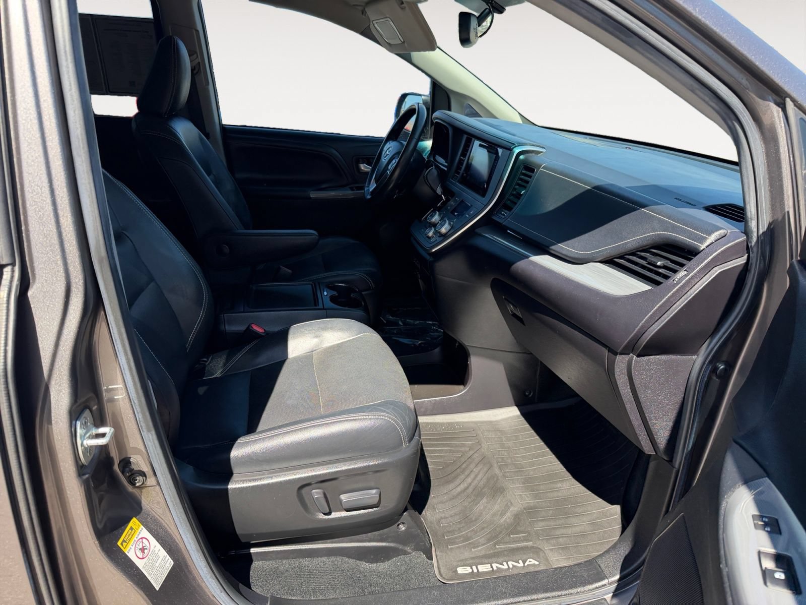 Used 2017 Toyota Sienna SE w/ SE Preferred Package FWD image 15