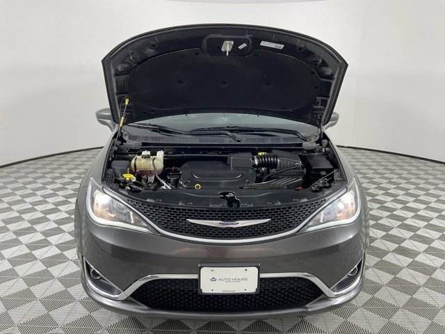 Used 2020 Chrysler Pacifica Touring-L image 17