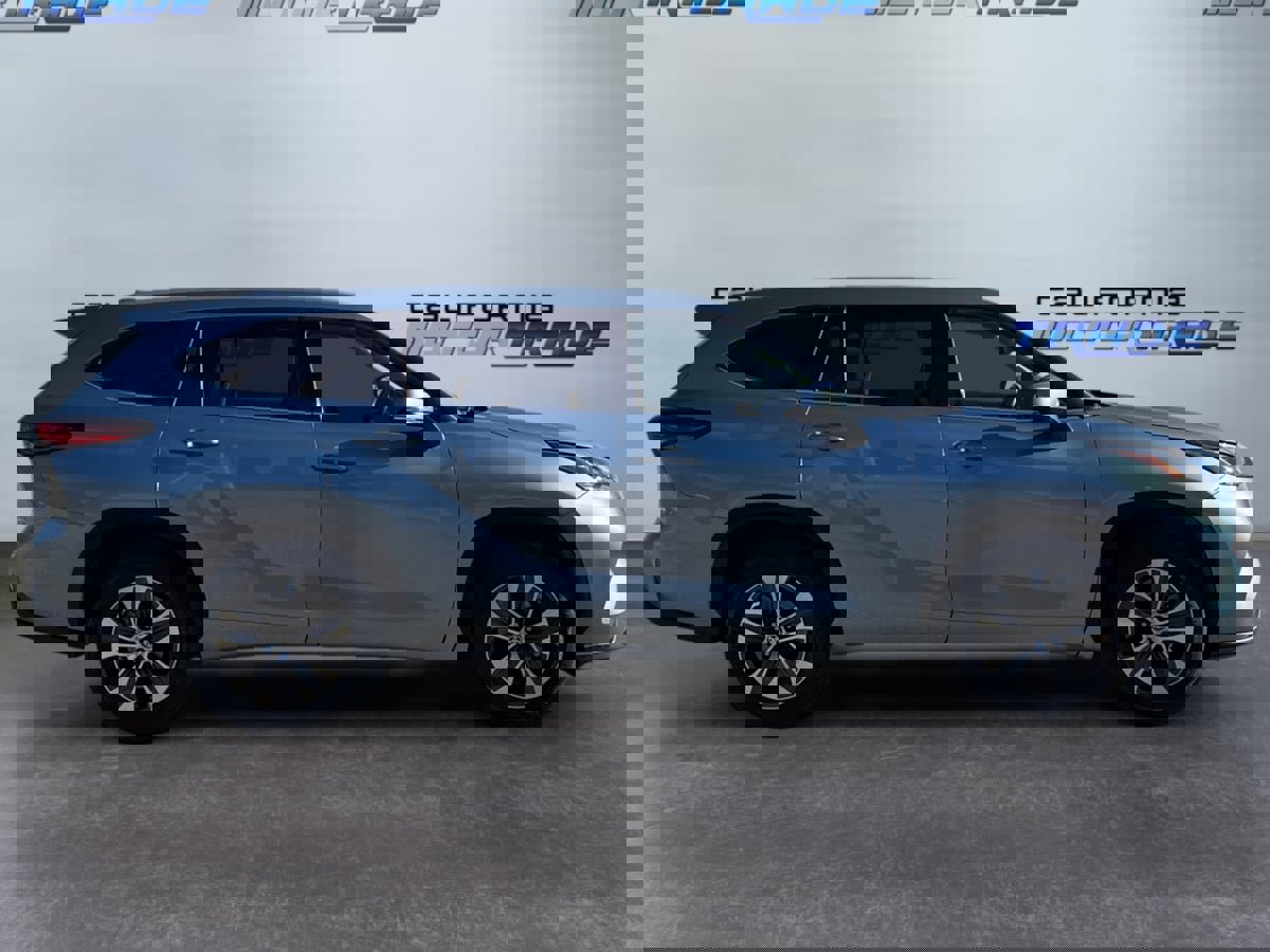 Used 2022 Toyota Highlander XLE image 4