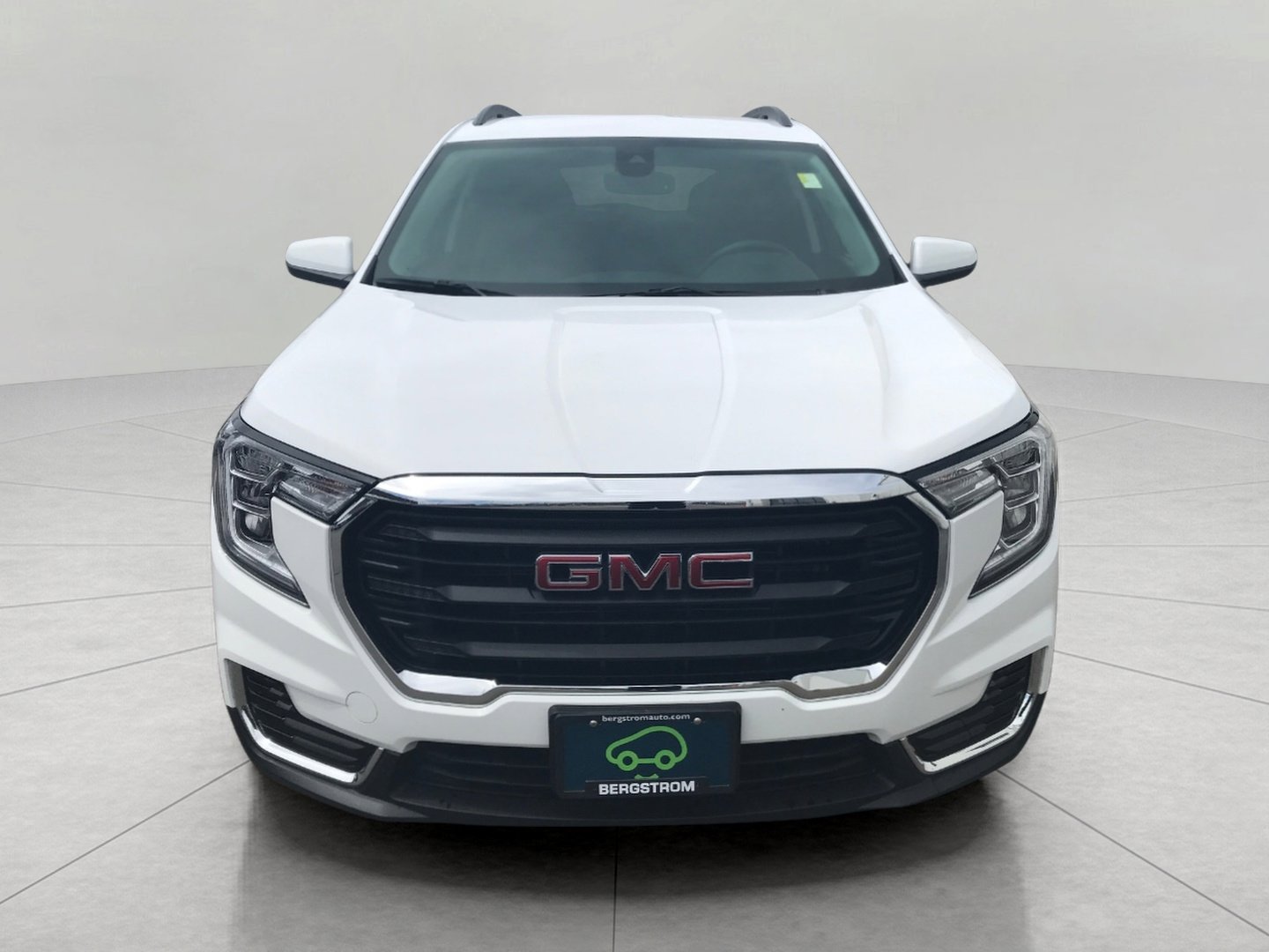 Certified 2024 GMC Terrain SLE w/ Driver Convenience Package AWD/4WD image 3
