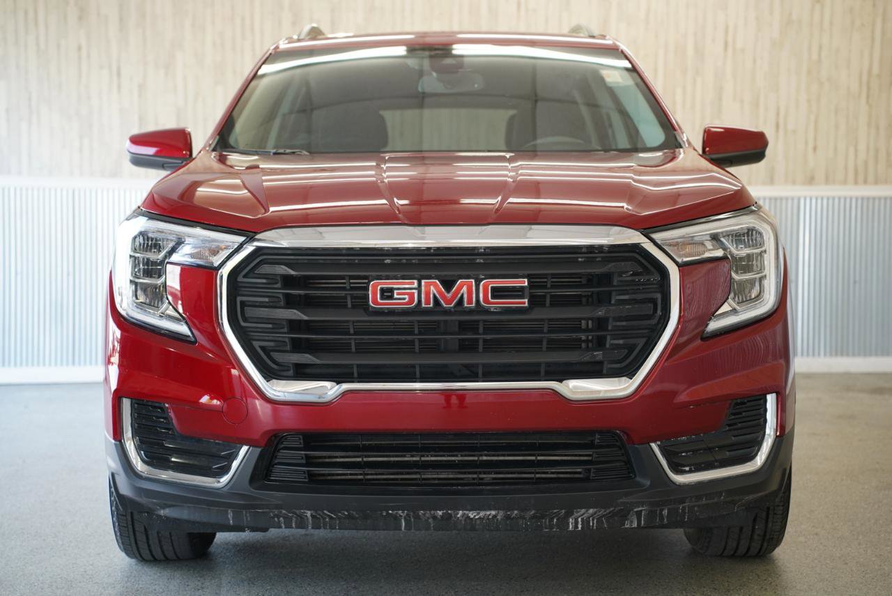 Used 2023 GMC Terrain SLE w/ Driver Convenience Package FWD image 3