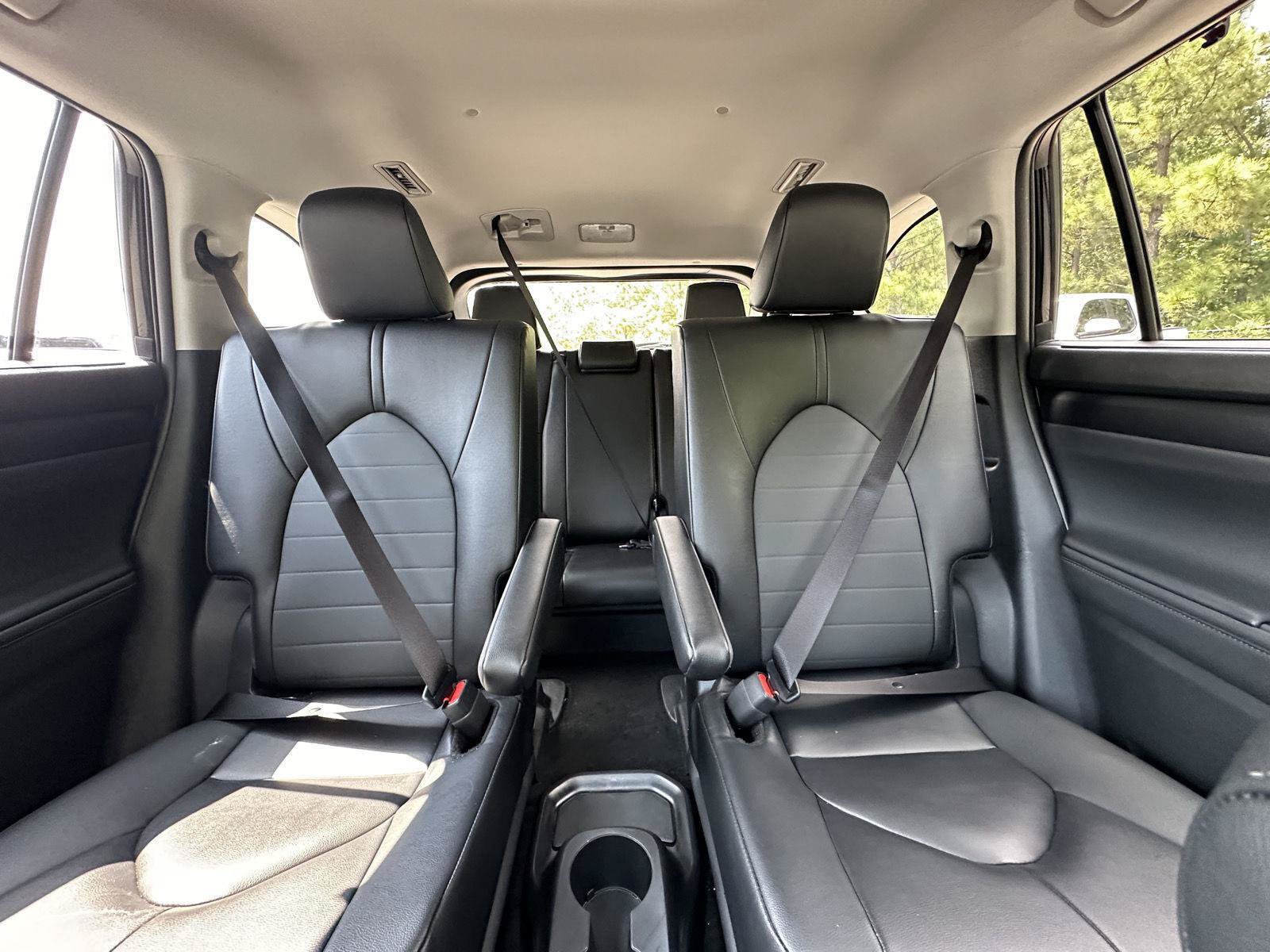 Used 2025 Toyota Highlander XLE FWD image 13
