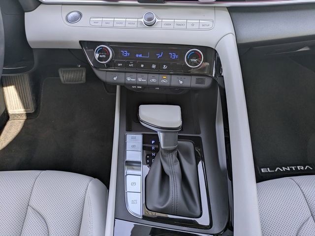 Certified 2025 Hyundai Elantra Limited FWD image 19