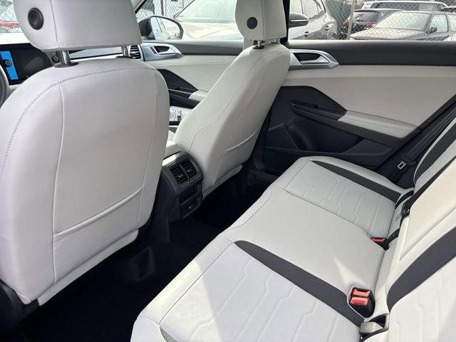 New 2025 Volkswagen Taos SE image 17