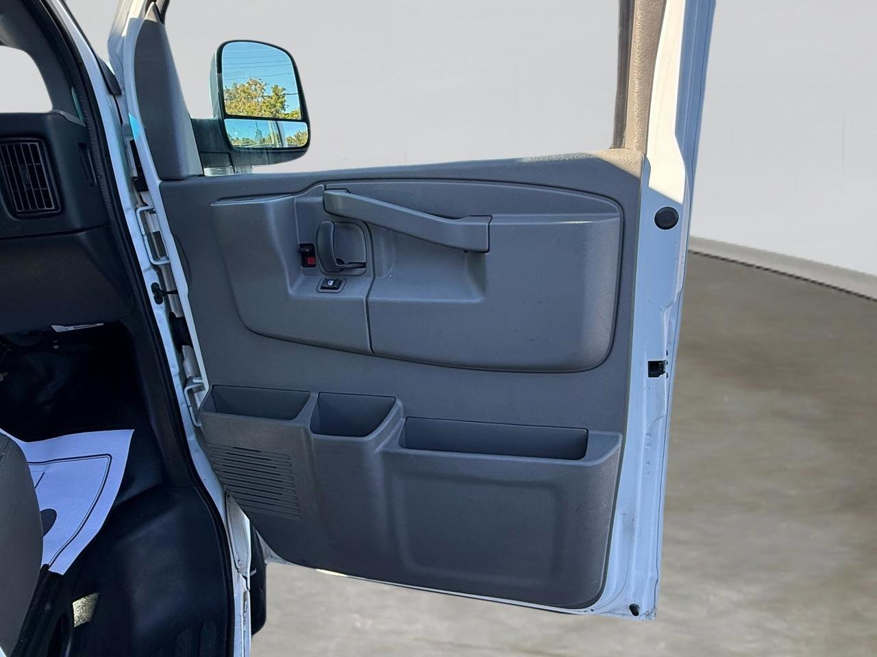 Used 2017 Chevrolet Express 3500 Extended image 23