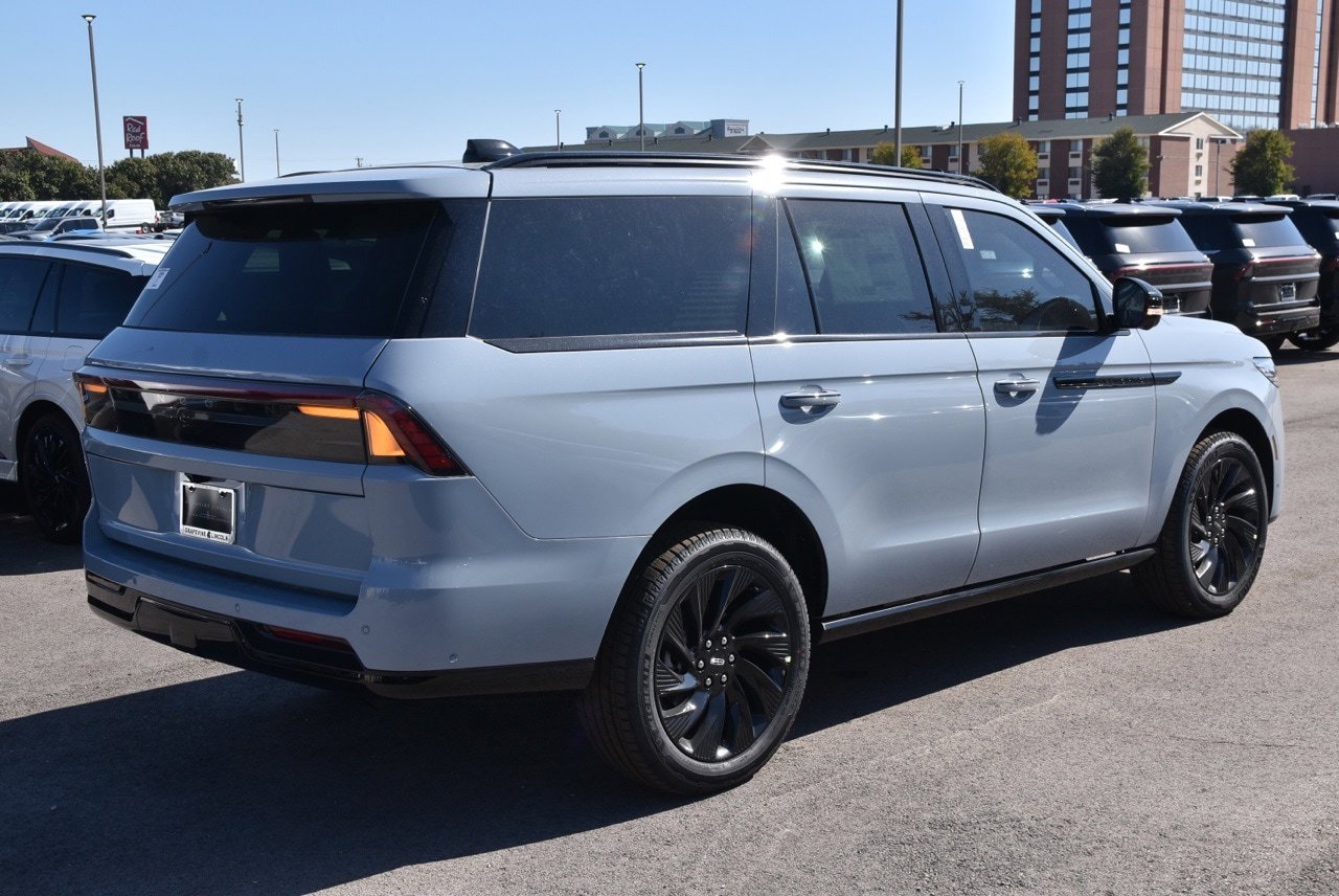 New 2025 Lincoln Navigator Reserve w/ Jet Appearance Package image 13