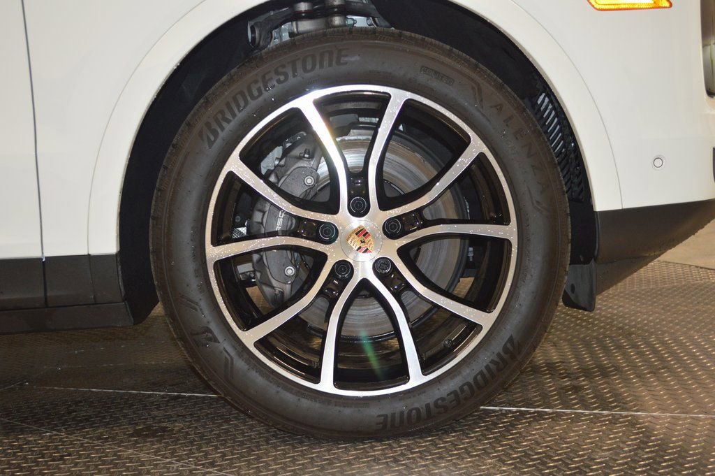 Certified 2025 Porsche Cayenne image 12