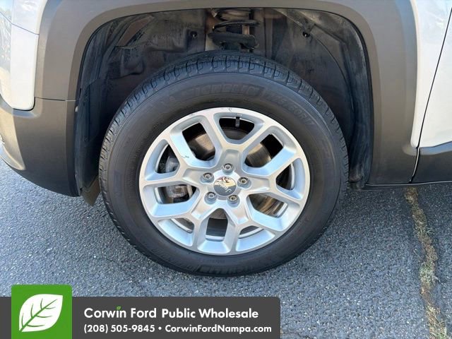 Used 2015 Jeep Renegade Latitude AWD/4WD image 9