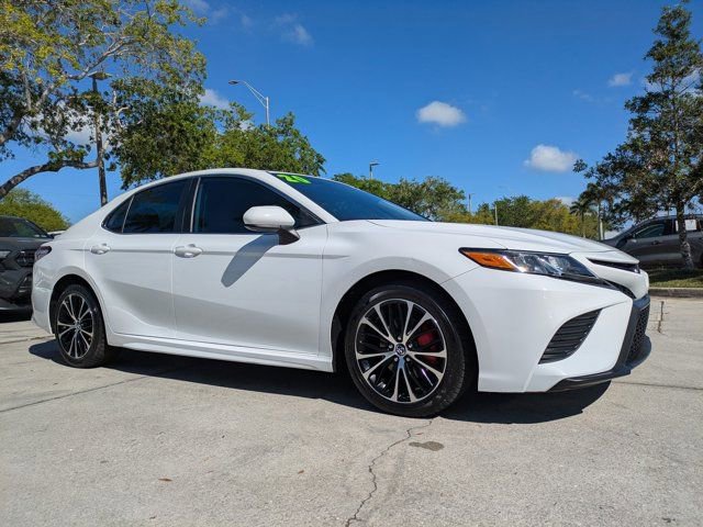 Used 2020 Toyota Camry SE image 2