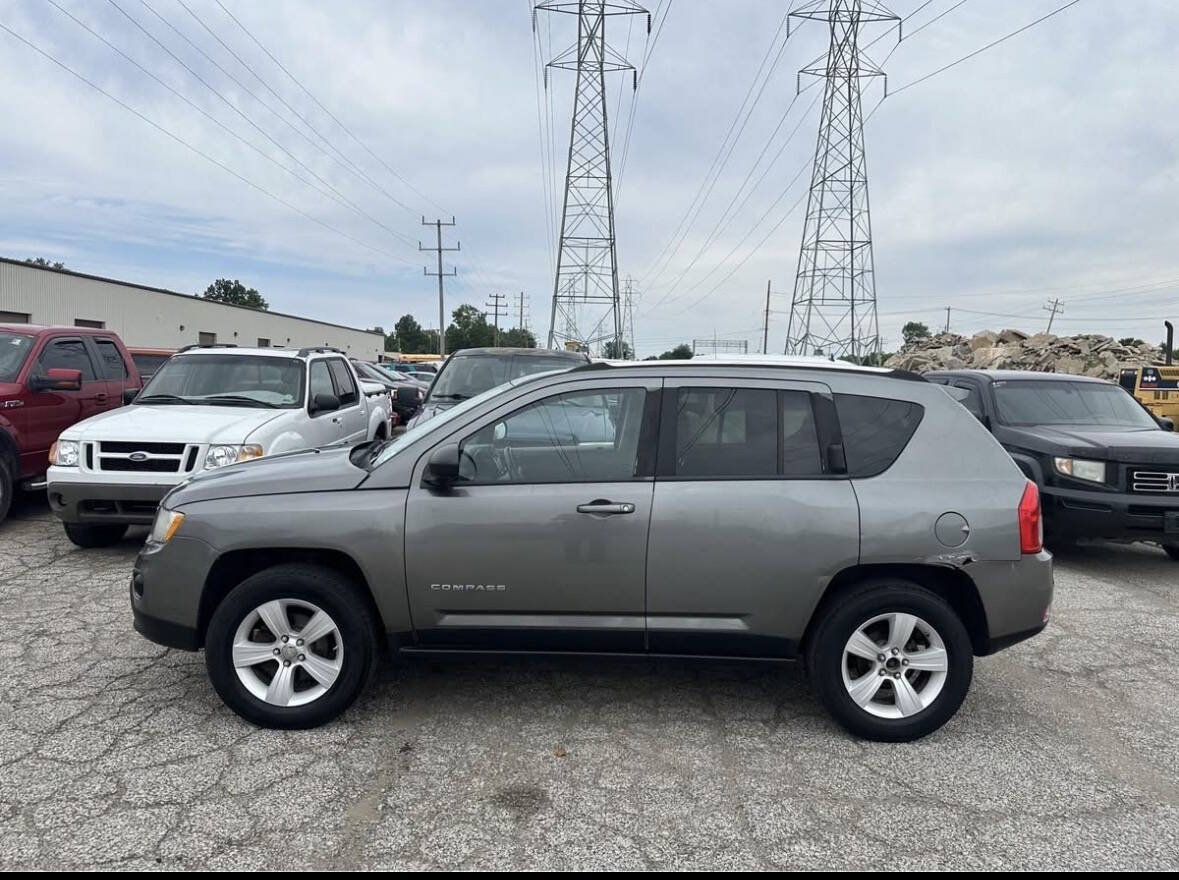 Used 2011 Jeep Compass Latitude AWD/4WD image 2