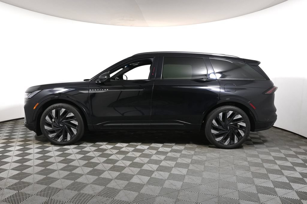 Used 2024 Lincoln Nautilus Reserve w/ Equipment Group 202A AWD/4WD image 2