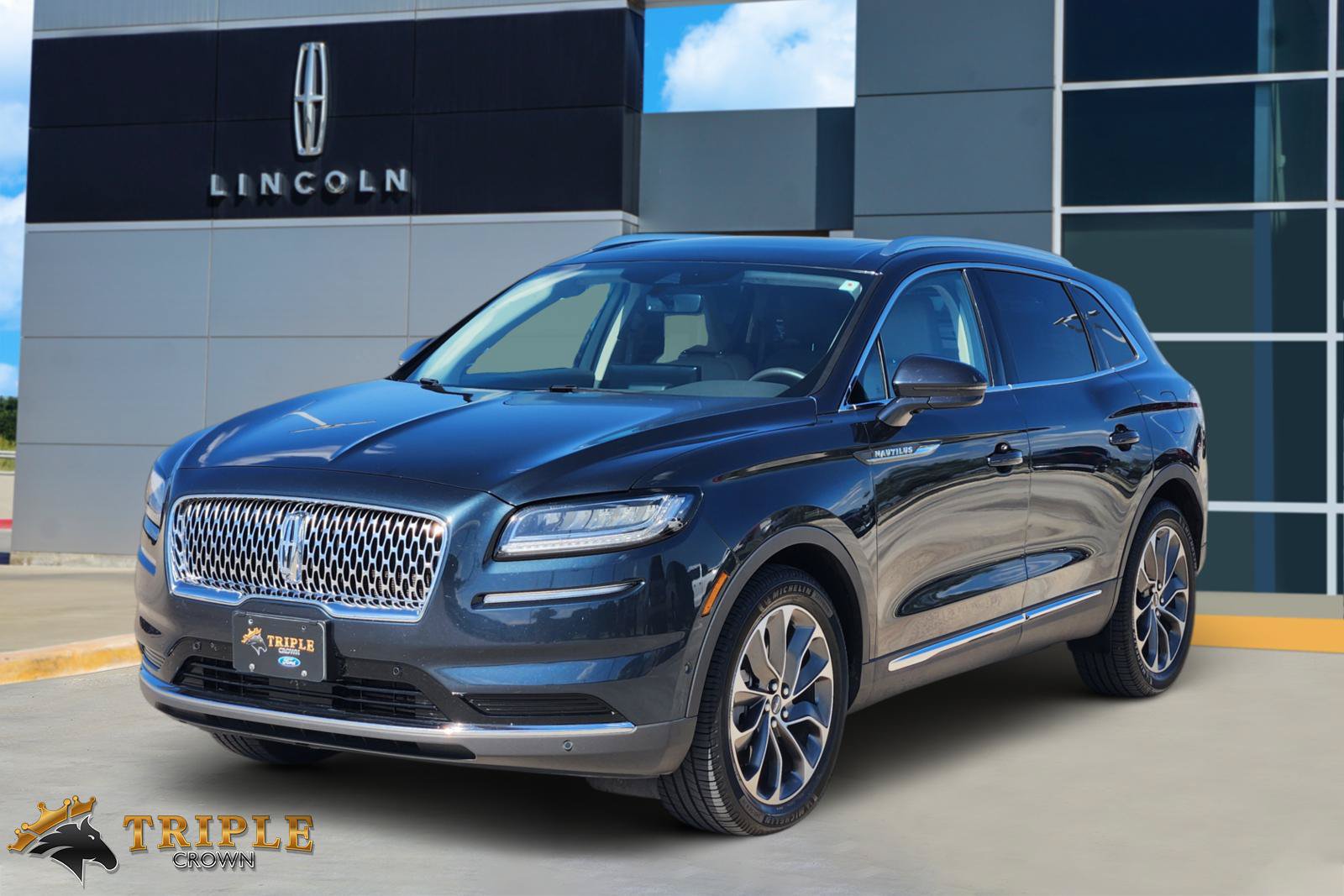 Used 2022 Lincoln Nautilus Reserve w/ Equipment Group 201A FWD image 2