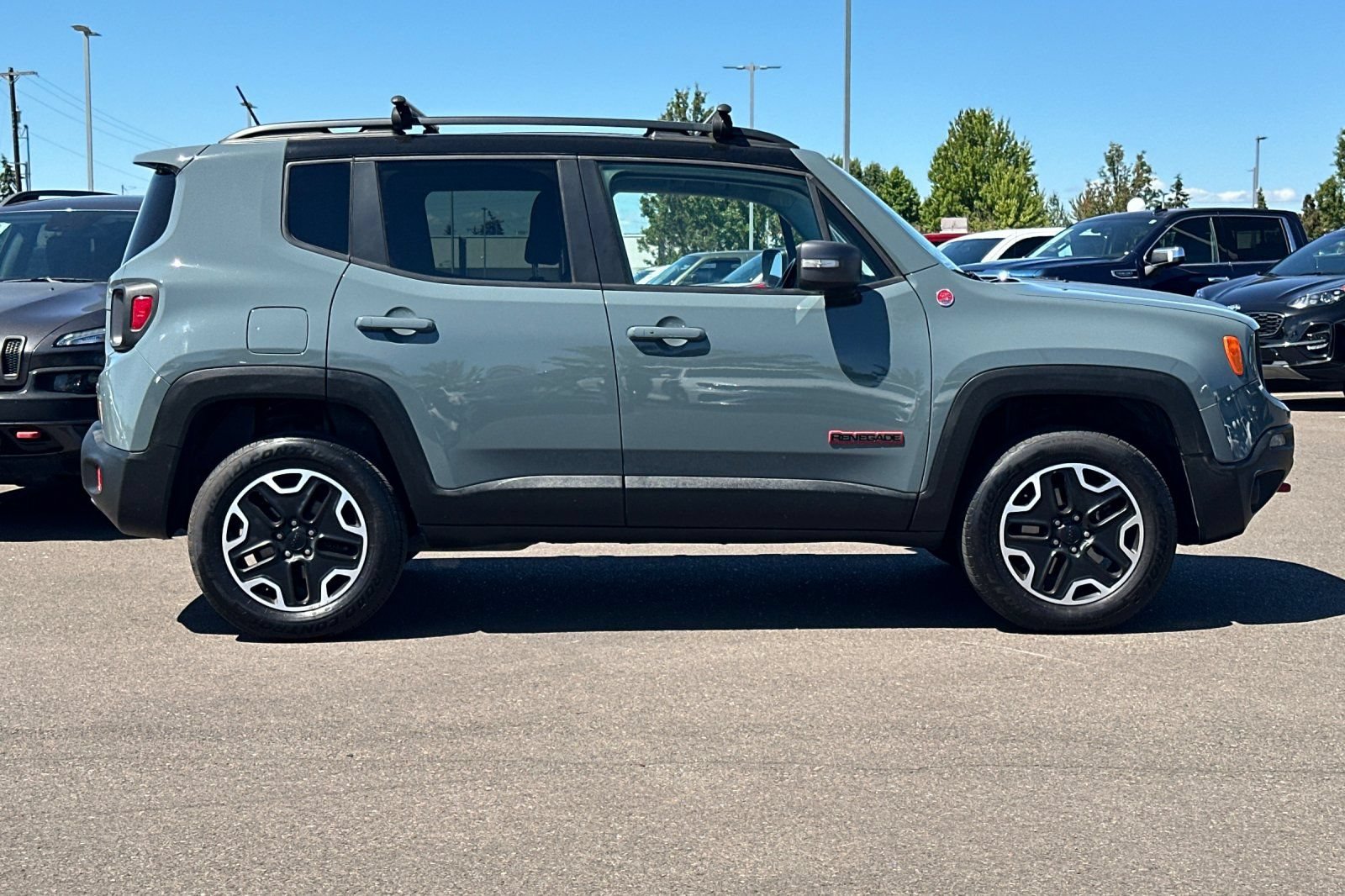 Used 2016 Jeep Renegade Trailhawk AWD/4WD image 3