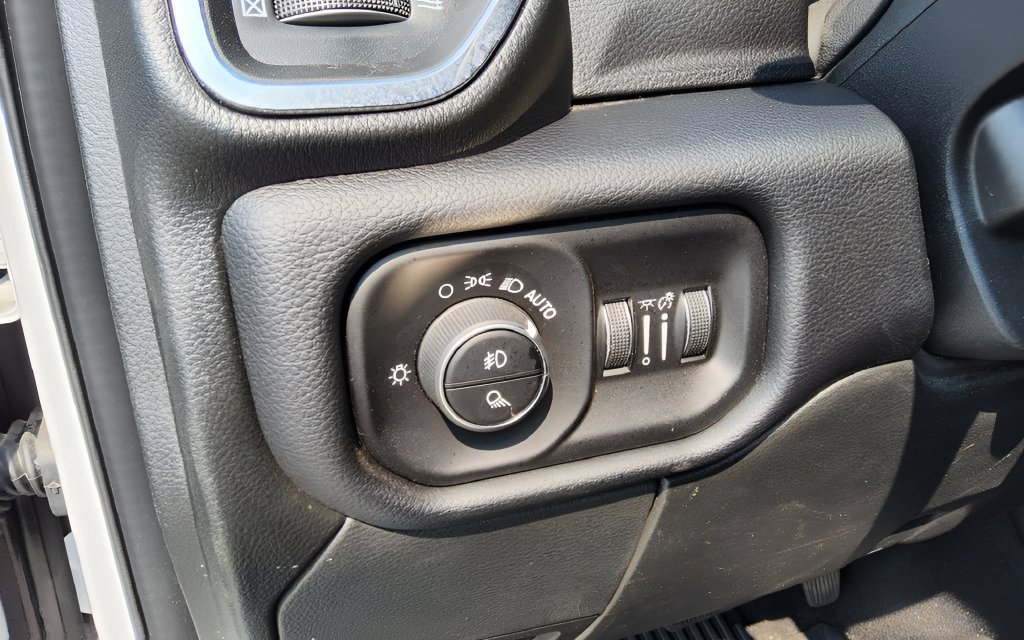 Used 2025 RAM 3500 Laramie AWD/4WD image 21