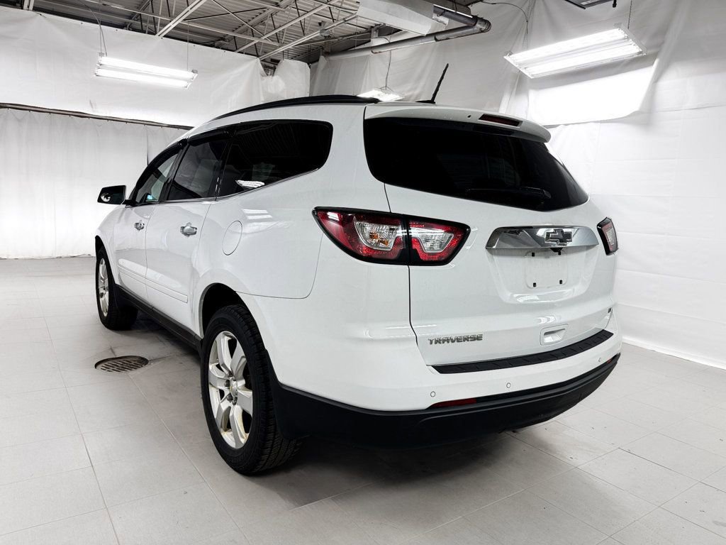 Used 2017 Chevrolet Traverse LT w/ Style and Technology Package FWD image 4