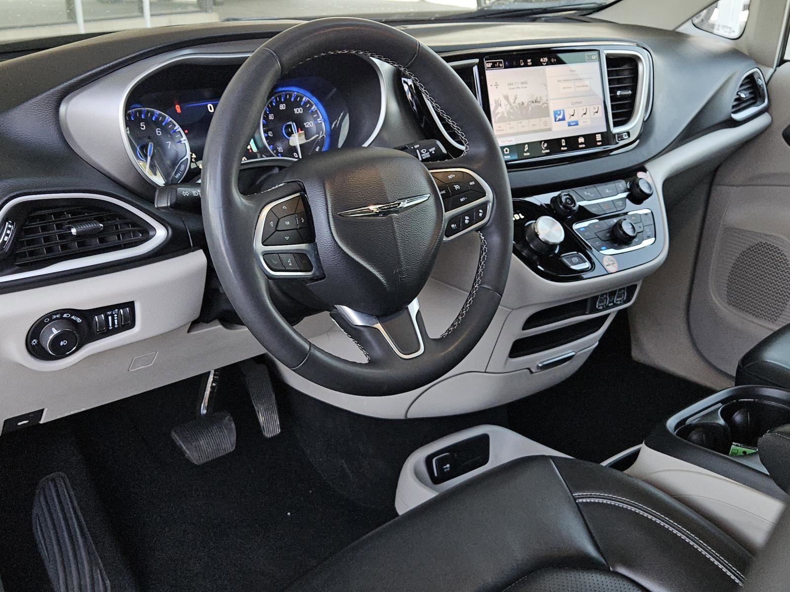 Used 2023 Chrysler Pacifica Touring-L image 23