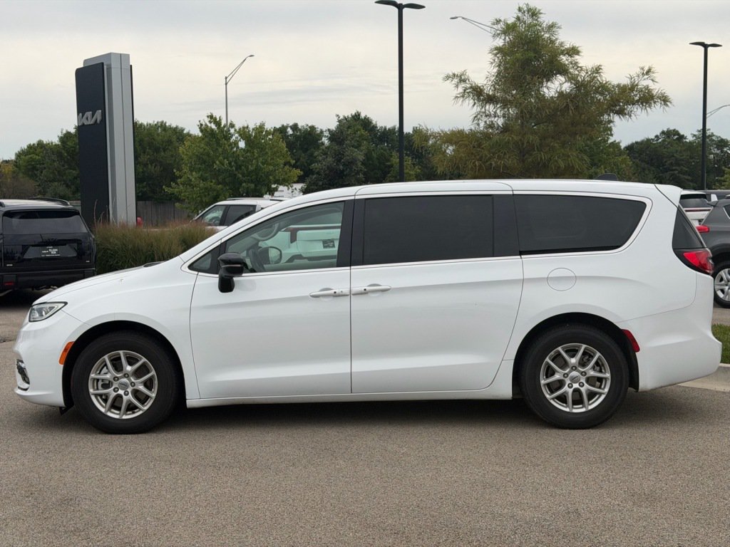 Used 2024 Chrysler Pacifica Touring-L FWD image 3