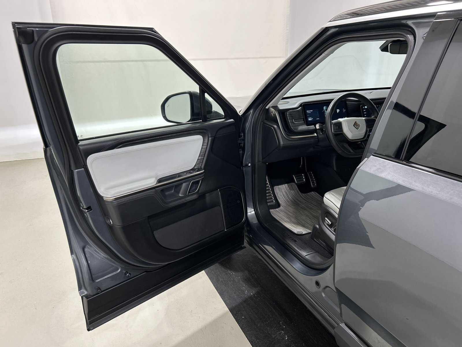 Used 2024 Rivian R1S Adventure AWD/4WD image 16